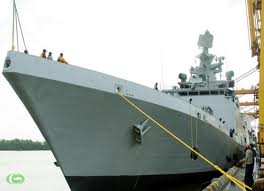 พลโท Vo Van Tuan ให้การต้อนรับผู้บัญชาการกองเรือภาคตะวันออกของกองทัพเรืออินเดีย